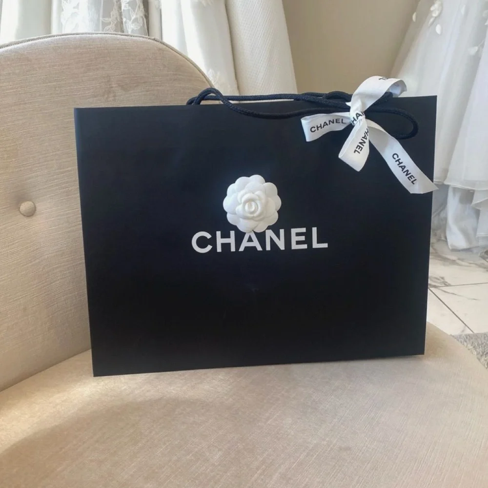 ❤️ NEW CHANEL Black and White with Iconic Shopping Bag - Picture 2 of 4